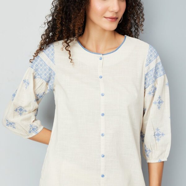 Women Embroidered Sleeve Straight Kurta - Image 3